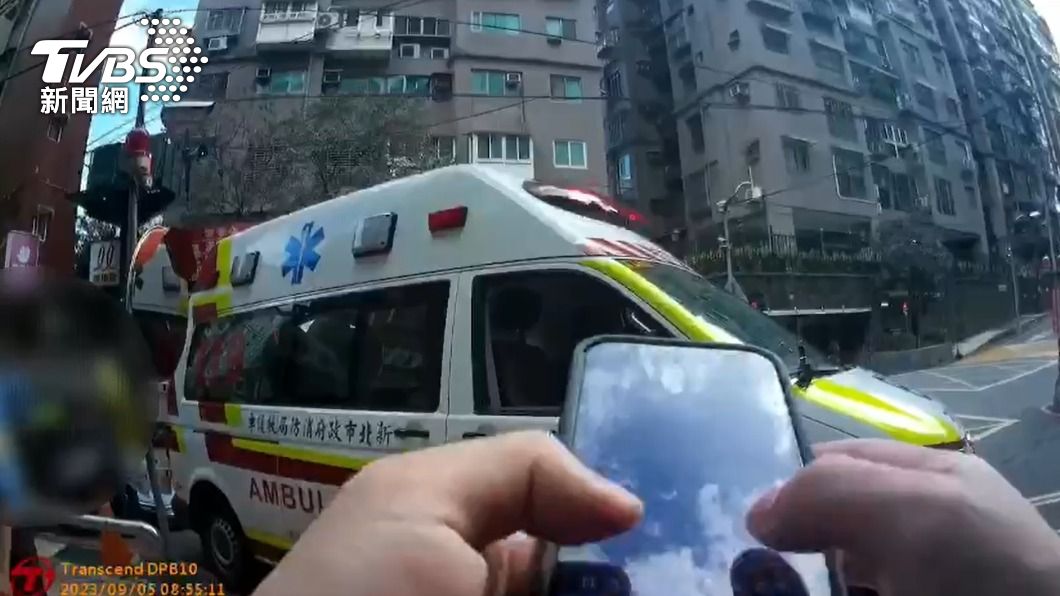 保全、清潔人員互毆雙雙掛彩,警消到場協助將2人送醫。(圖/TVBS)