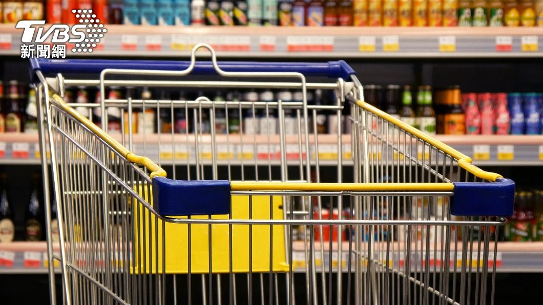 男子不愛喝水，總是用各種飲料代替。（示意圖／Shutterstock達志影像）