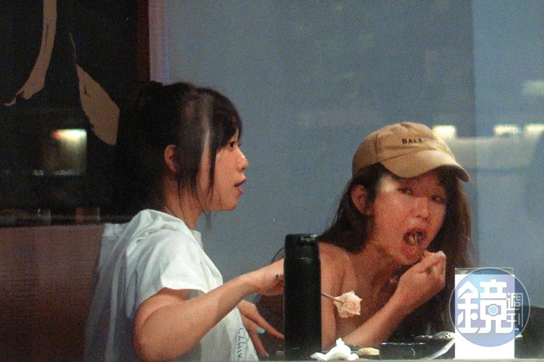 7月24日23：52，郭書瑤（右）從新加坡拍戲返台後，約茵聲（左）等友人大口吃肉。（圖／鏡週刊）