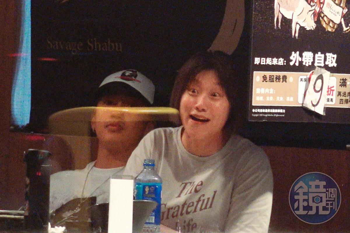 7月25日00：09，婁峻碩（左）在郭書瑤等人用餐一陣子之後，後腳才趕來，旁邊的焦凡凡（右）做出誇張表情。（圖／鏡週刊）