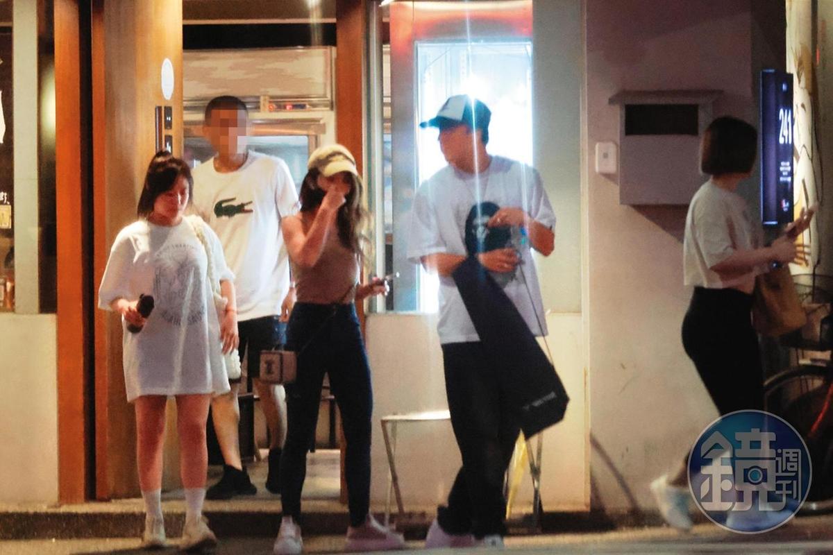 7月25日00：58，用餐完畢，郭書瑤、茵聲、婁峻碩和女友焦凡凡陸續踏出火鍋店。（圖／鏡週刊）