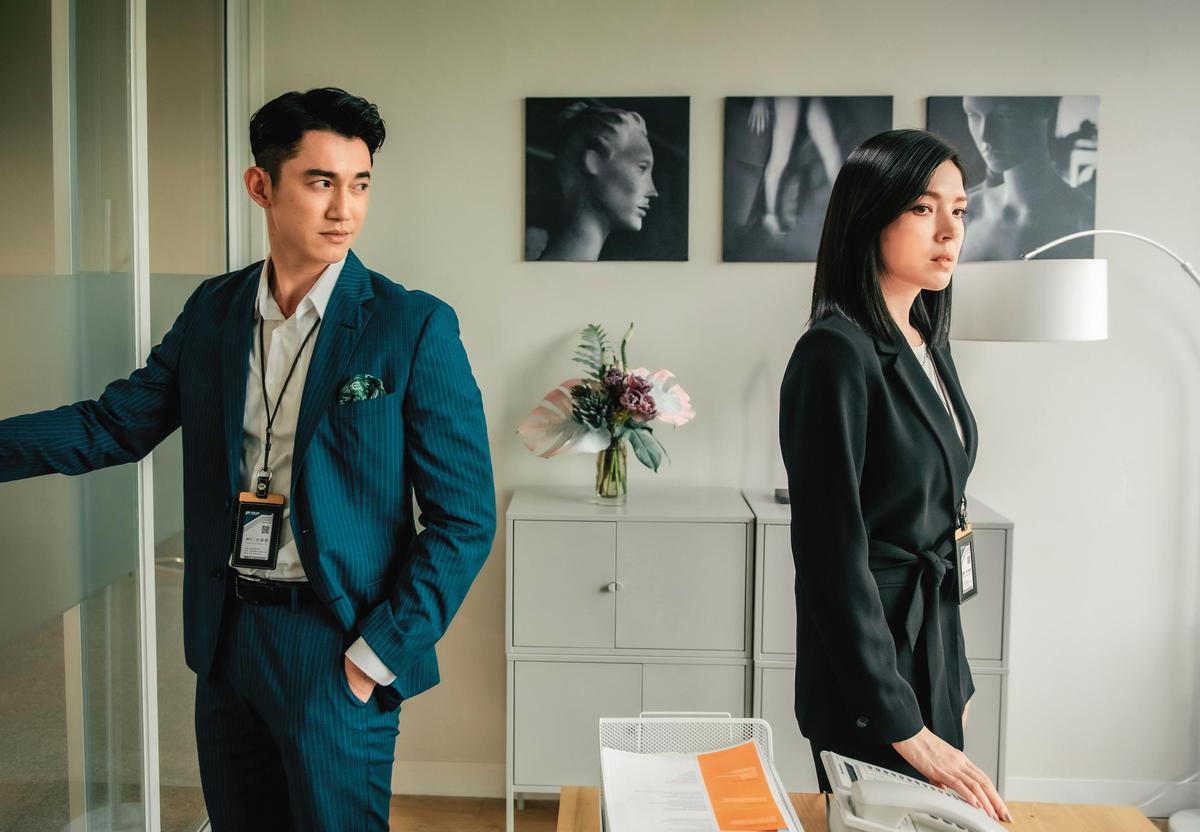 許瑋甯（右）與吳慷仁（左）在《她和她的她》中，有多場心機對手戲。（圖／Netflix提供）