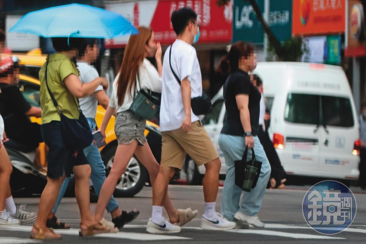 8月8日15時06分，銀行辦完事，歐陽妮妮（中）過馬路告別張家人（右二），自行搭車回到住處。傳她與張書豪已經同居多時。（圖／鏡週刊）