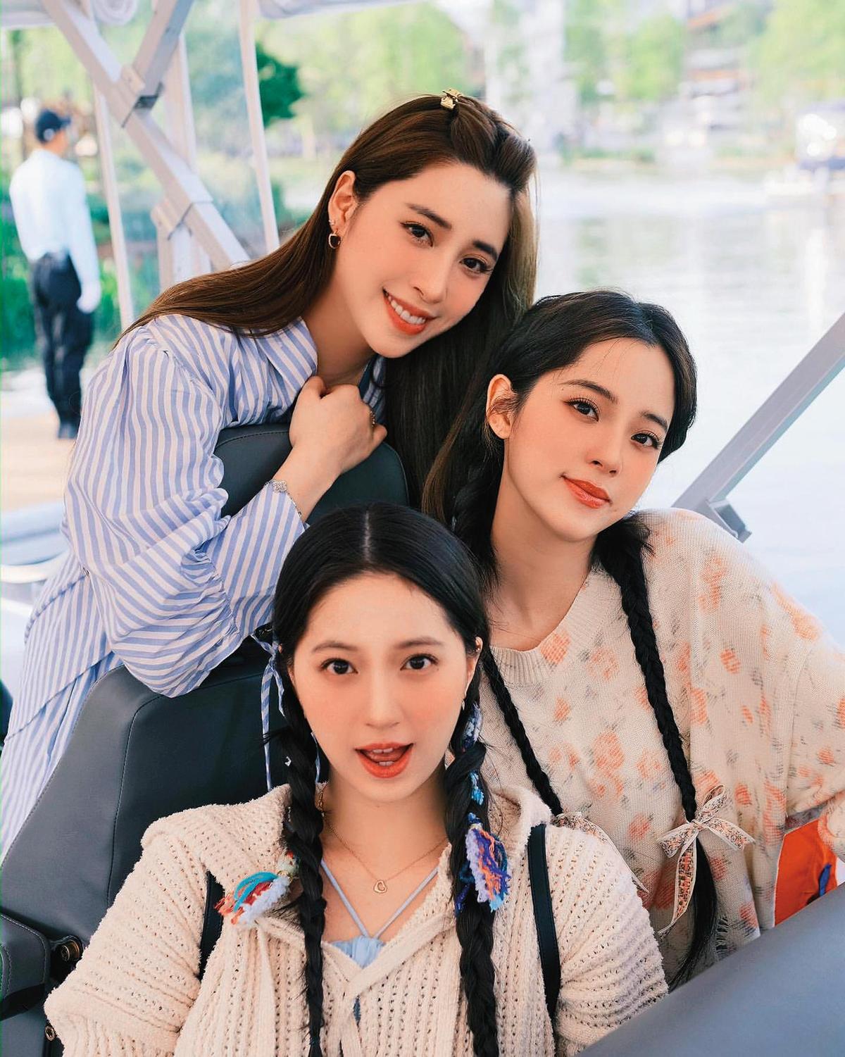 歐陽妮妮（後）、娜娜（中）與娣娣（前）三姐妹出遊留念，她們感情頗好。由於娜娜現在較無工作纏身，更能隨時抽空參加妮妮婚禮。（圖／翻攝自歐陽妮妮IG）