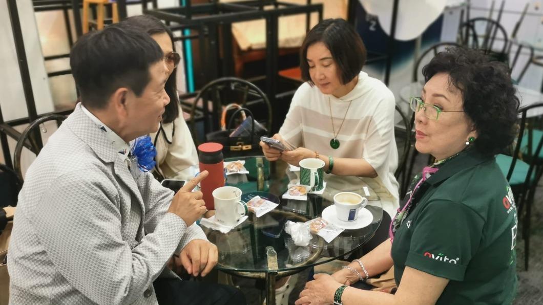 陳凱倫(圖左一)感謝陳明利(圖右後二)給他的支持。(圖/翻攝自陳凱倫臉書)