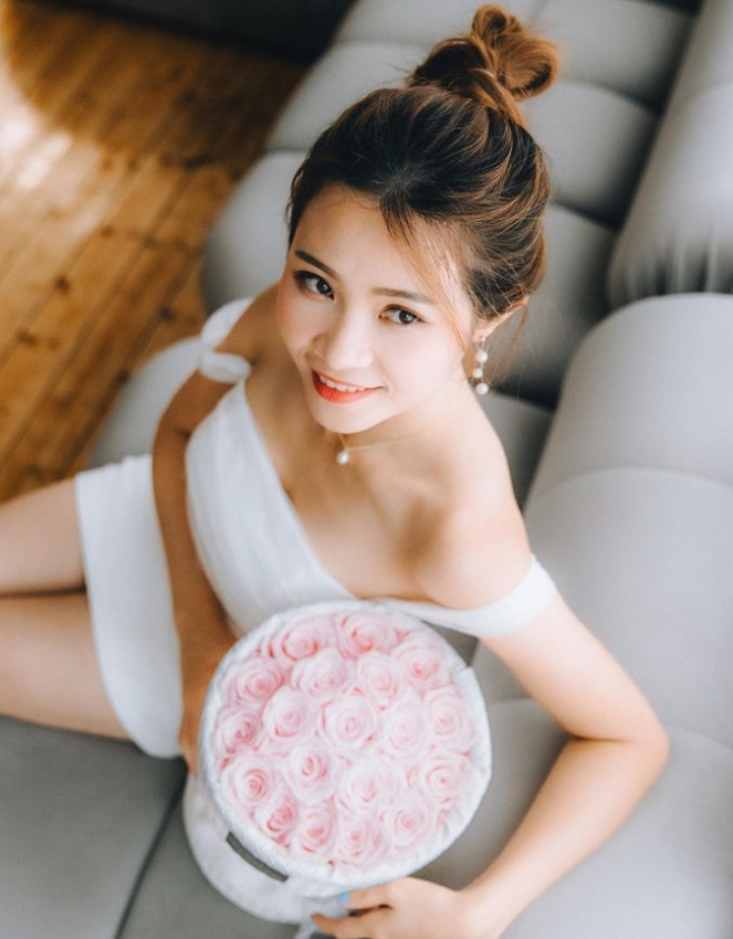 余茵娜微露香肩與酥胸。(圖/翻攝自余茵娜 IG)