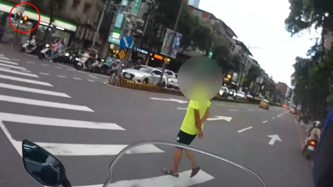 行車地獄!路人闖紅燈「背手慢慢走」 駕駛人看了全爆氣