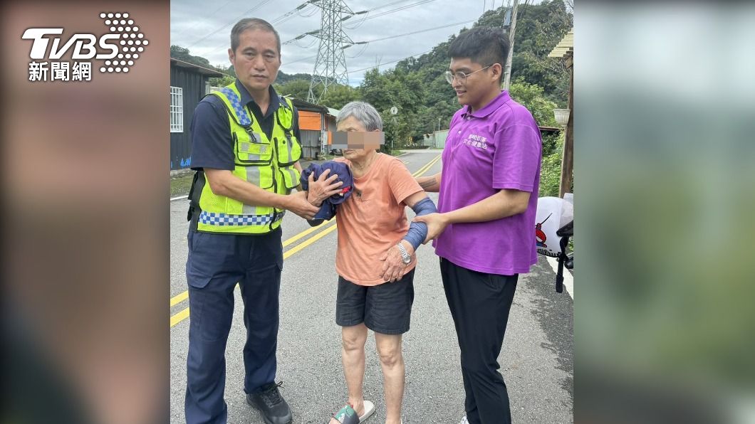 員警成功尋回失蹤老婦。(圖/TVBS)