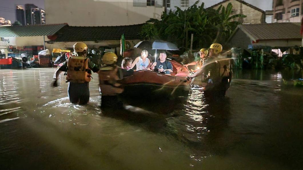 雨炸彰化!員林變「威尼斯」 民眾搭橡皮艇撤離