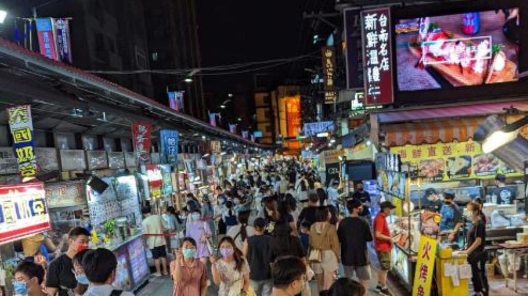 以為挑釁！不滿男狂催油門　夜市竟當街「亮槍」下場慘了