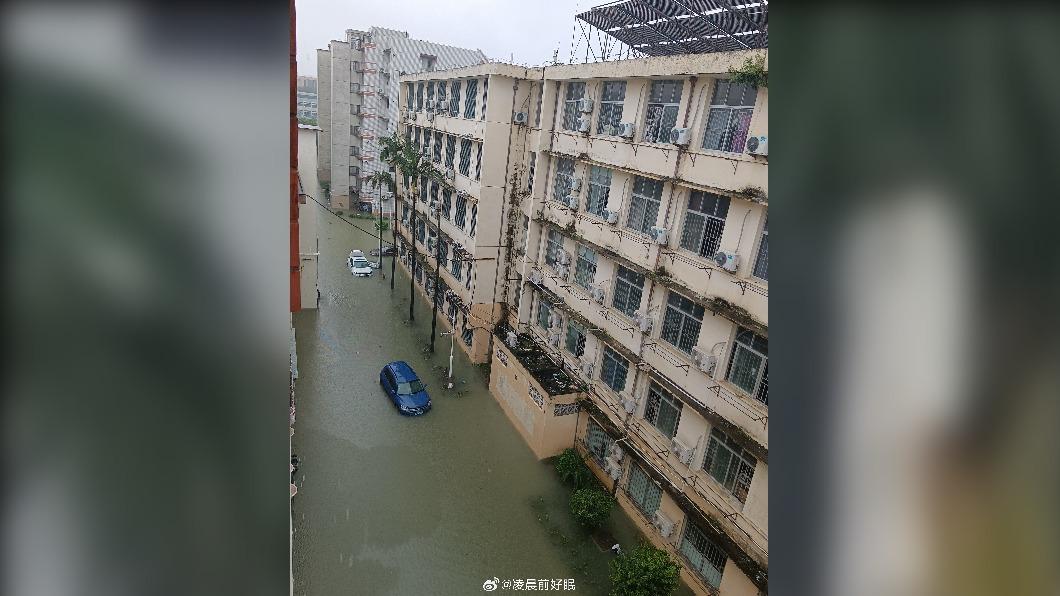 被海葵颱風影響,大陸福州降下暴雨淹水。(圖/翻攝自微博)