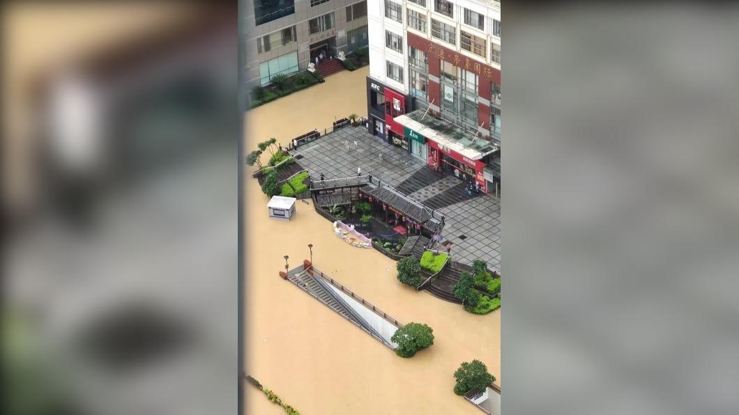 被稱為福州淹水「關鍵」的筷子餐廳,再次成功擋住颱風淹水傷害。(圖/翻攝自微博)