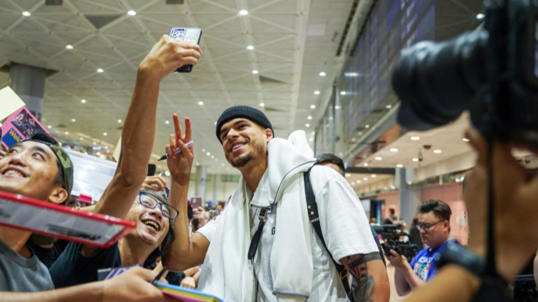 年薪10億NBA巨星抵台!粉絲擠爆機場 9/9中信主場開球