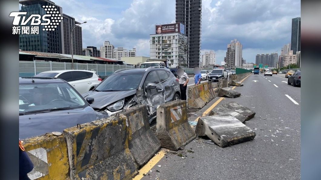 快訊/台64事故!變換車道不慎 2轎車「撞到護欄移位」