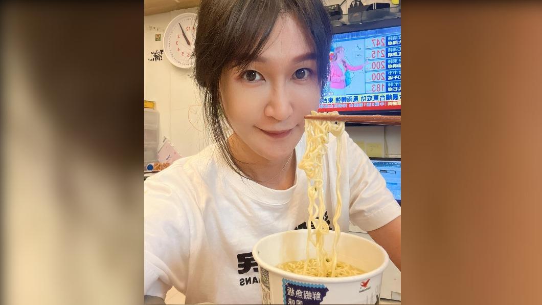鄉民女神吃泡麵引6千印度人「按怒」 黃瓊慧:下次吃咖哩口味