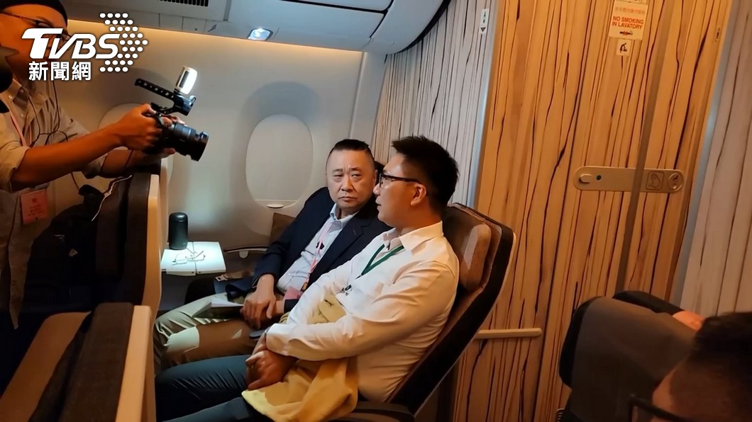 邰智源在出訪專機上向總統府幕僚請益。(圖/TVBS)