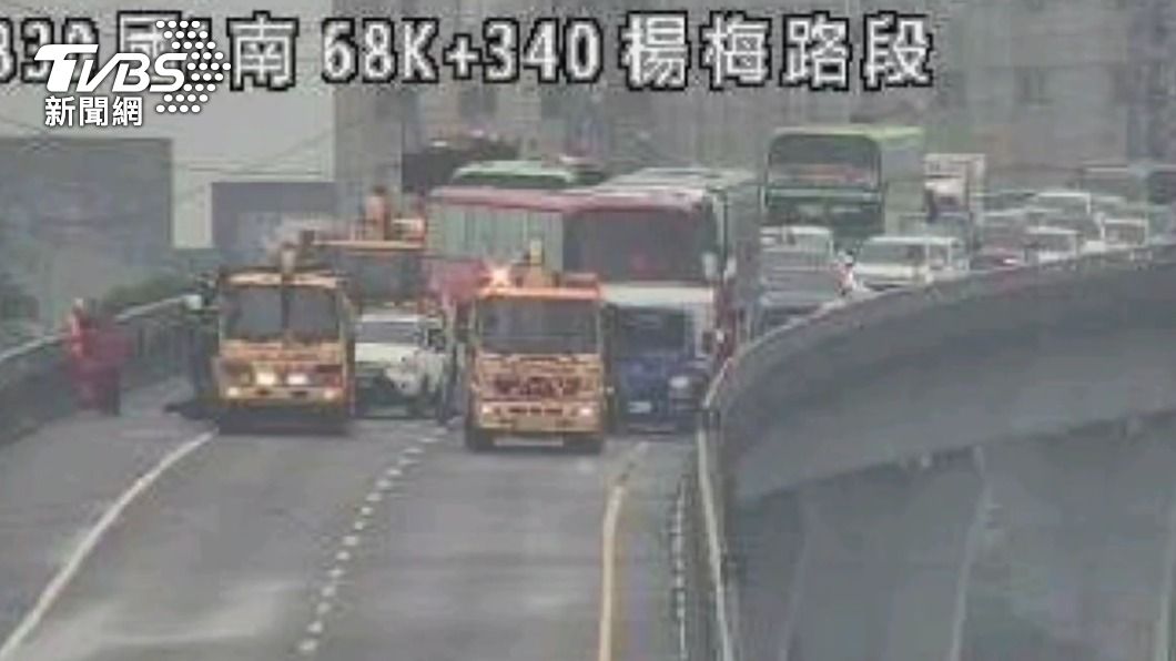 車禍造成嚴重回堵。(圖/TVBS)