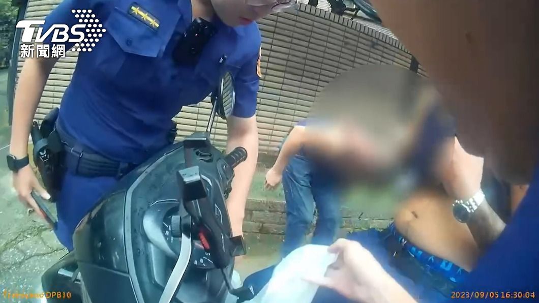 不怕吵到好兄弟？鬼月中和墓地旁放水雷鞭炮　2無聊男子挨罰