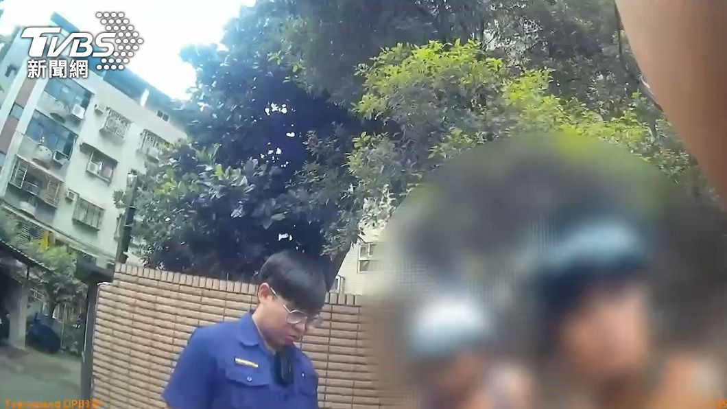 男子坦承燃放水雷鞭炮。(圖/TVBS)