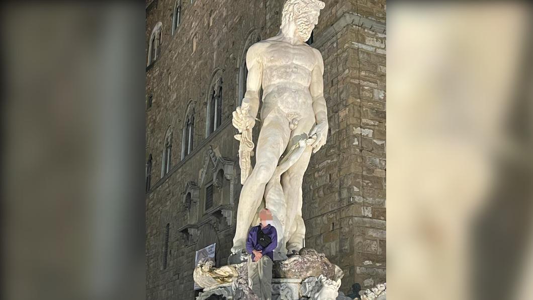 義大利又見白目遊客 德男摸黑爬百年雕像只為自拍