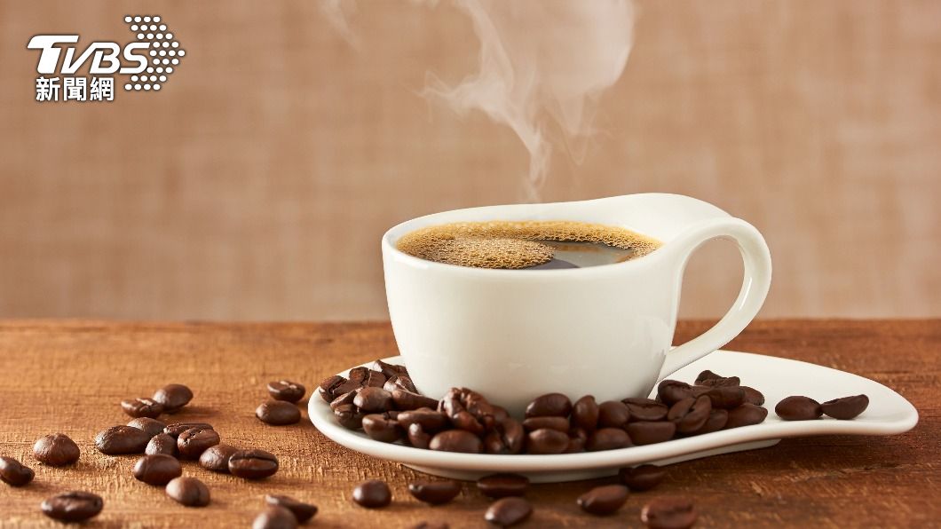 睡前盡量不要喝濃茶或咖啡。（示意圖／shutterstock達志影像）