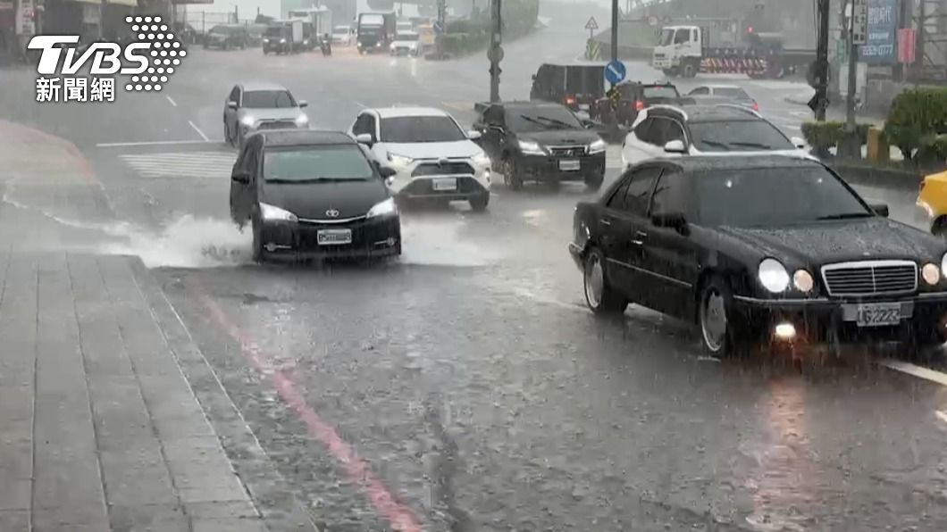 車輛開過積水處濺起大量水花。（圖／TVBS）