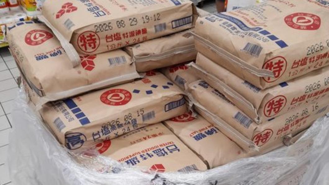 搶鹽?賣場「24公斤鹽」被搬好幾袋 路人看傻:做木乃伊嗎