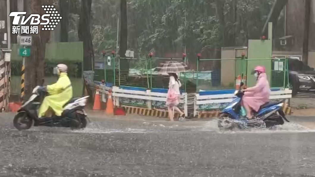 桃園八德區的積水淹到民眾腳踝。（圖／TVBS）