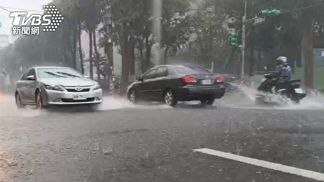桃園八德區淹水嚴重。（圖／TVBS）