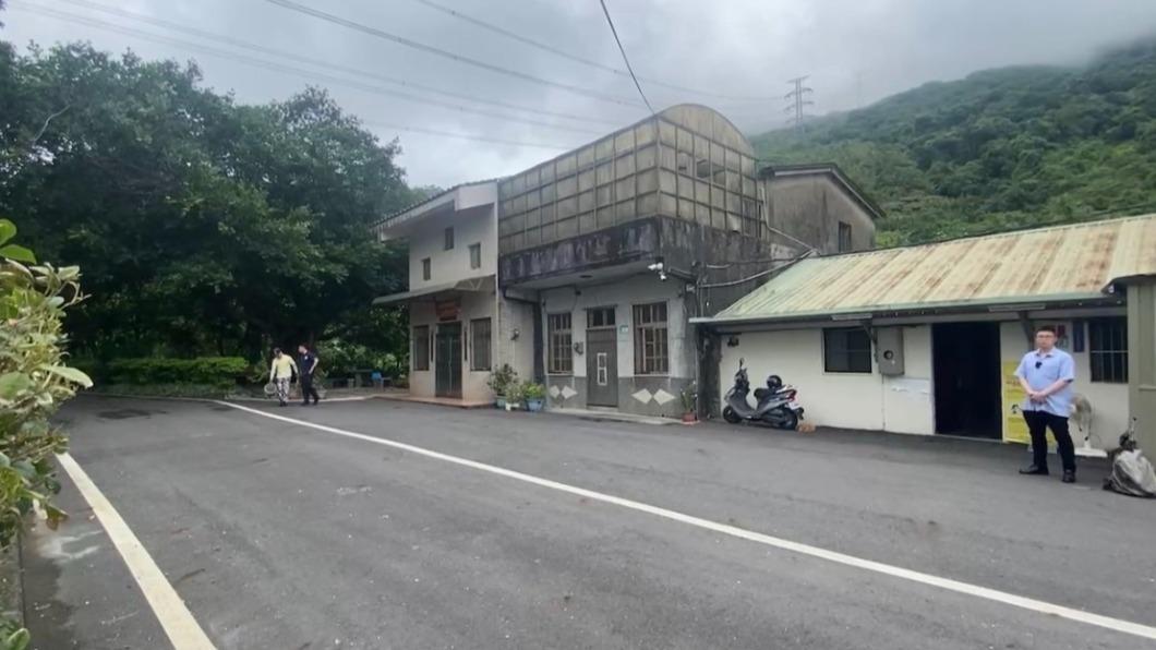 民進黨總統參選人賴清德老家位在新北市萬里區,被判定為違建,門口還有隨扈看守。(圖/TVBS)
