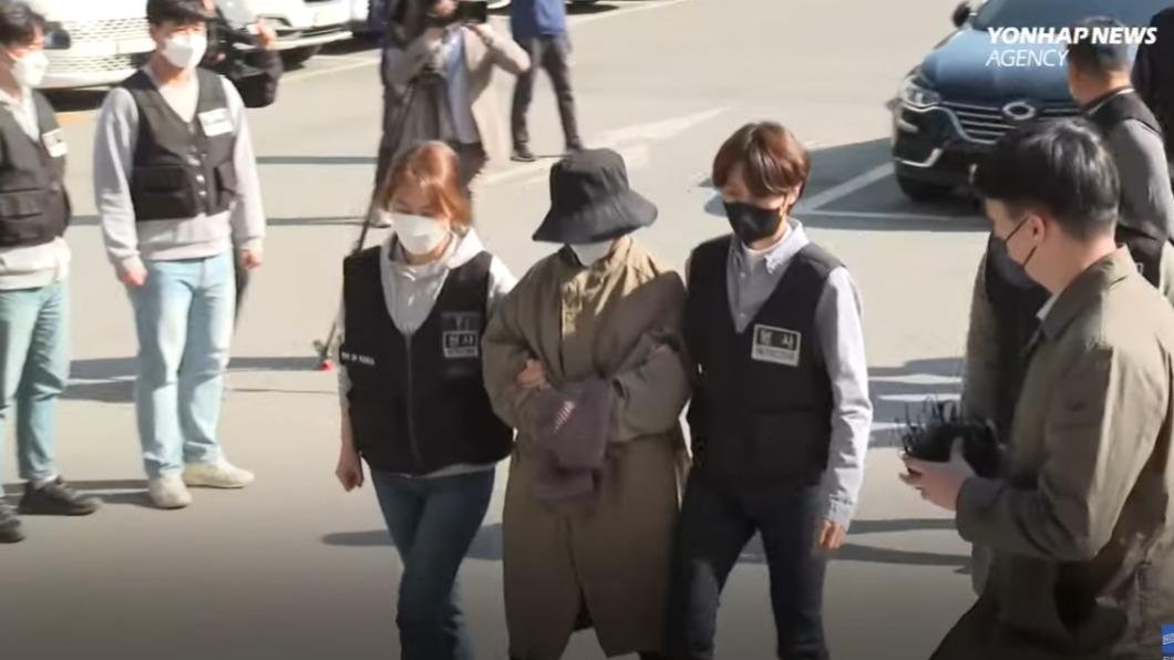 謀害丈夫詐領保險金的韓國女子李恩海（中央戴帽），在被判無期徒刑前，還提告保險公司要求強制支付。（圖／翻攝自Korea Now新聞影片）