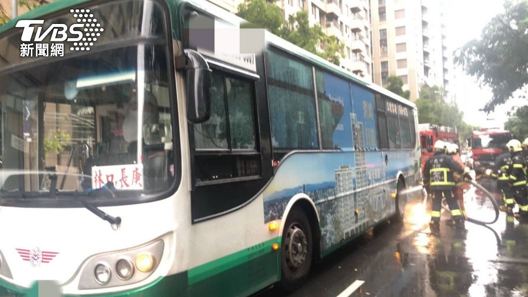 公車行駛過程中後輪突然傳出爆炸聲響,警消到場搶救。(圖/TVBS)