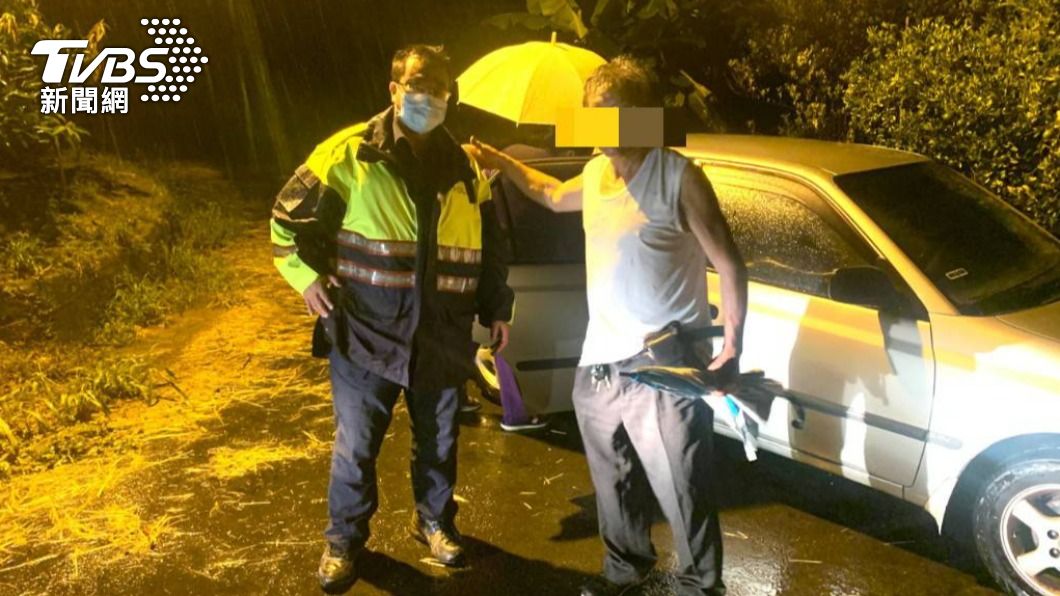 導航不能全信!醫師挺進深山看診卡山溝 警神救援助脫困
