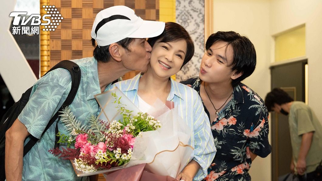 《有生之年》楊貴媚驚喜慶生!老公甜密獻吻 「天菜孫子」超吸睛