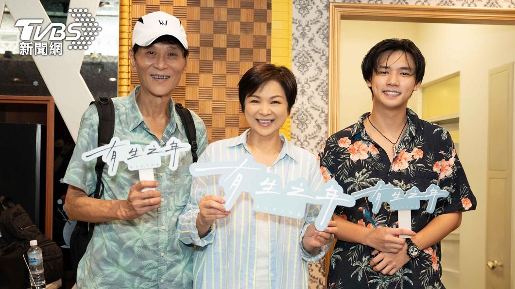 喜翔(左)、楊貴媚(中)對謝展榮表現讚譽有加。(圖/TVBS)