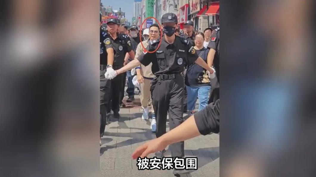 貞子身旁的保安不斷喝斥民眾離開，形同惡霸。（圖／翻攝自V头条那些事儿V微博）
