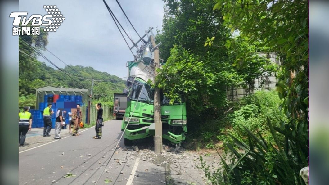 內急!司機疑忘拉手煞 大貨車撞斷電桿害十工廠停電