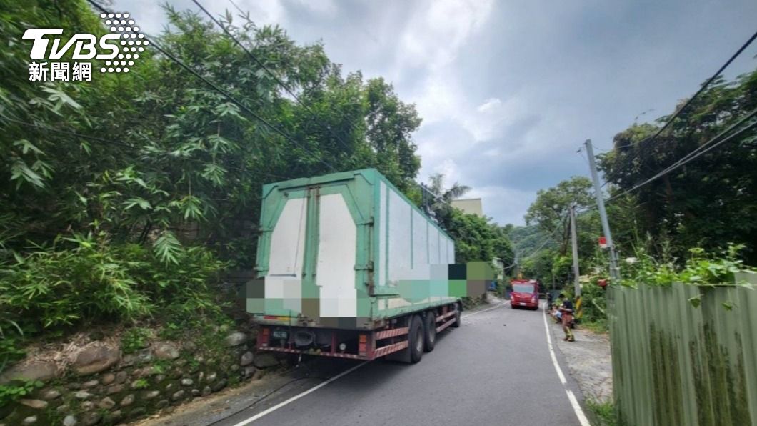 大貨車撞斷電線桿,造成鄰近工廠停電。(圖/TVBS)