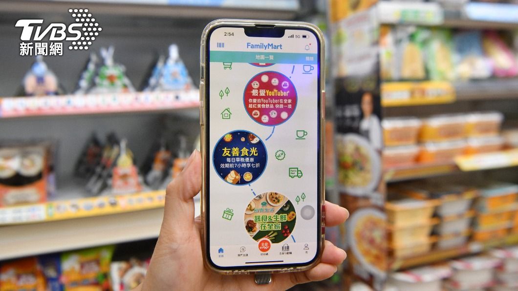 全家推出友善時光地圖,消費者可直接上網查找販售點和剩餘量。(圖/胡瑞麒攝)