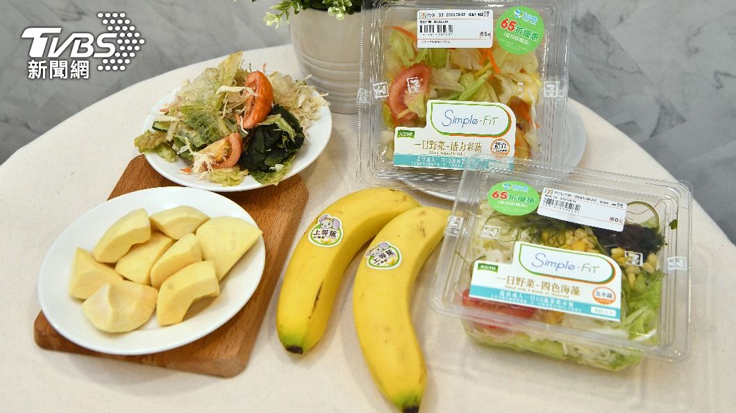超商7-ELEVEN推出全新惜食計畫,將即期品做成寵物凍乾救流浪毛孩。(圖/胡瑞麒攝)