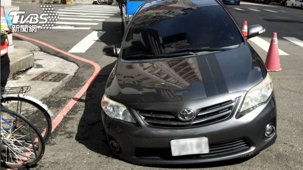 車輪直接掉進約60至80公分深的坑洞裡。(圖/警方提供)
