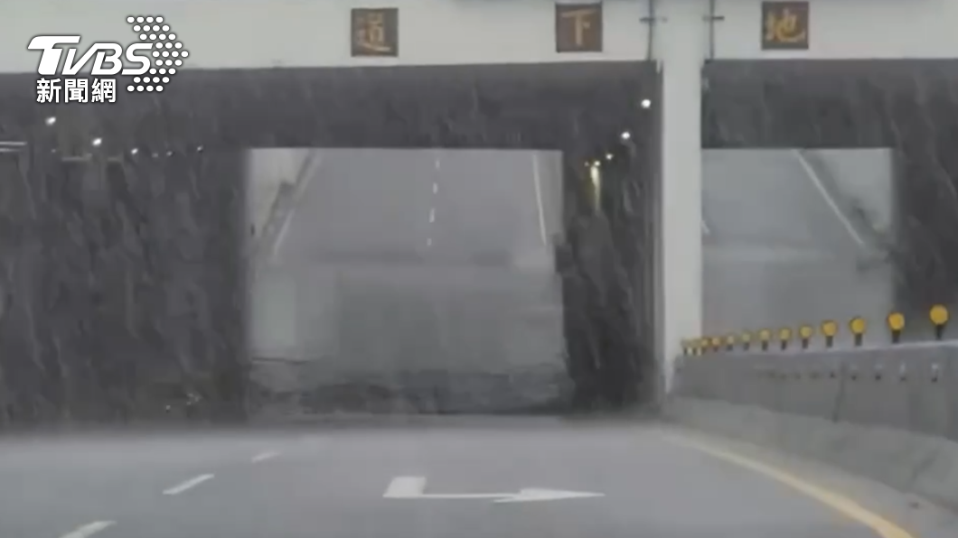 樹林大安地下道積水仍未全退。（圖／TVBS）