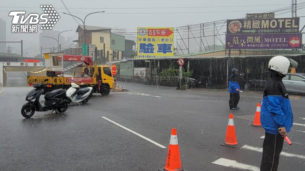 警方於地下道前實施交管，目前已恢復通行。（圖／TVBS）