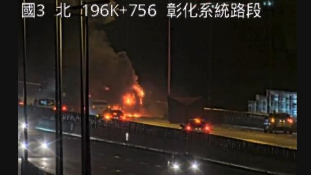 快訊／國3廂型車起火遭2車追撞　駕駛「慘壓車下」救出無生命跡象