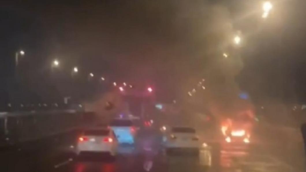 據悉，廂型車遭撞時已起火，現場瀰漫濃煙。（圖／翻攝自記者爆料網）