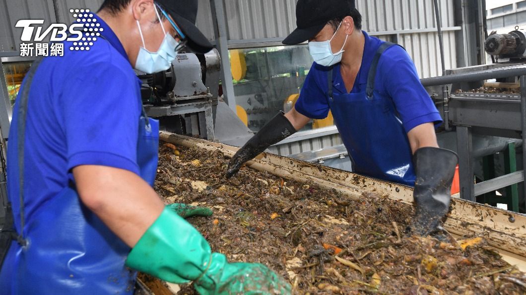 廚餘回收需要仰賴人力挑出塑膠袋等異物。（圖／胡瑞麒攝）
