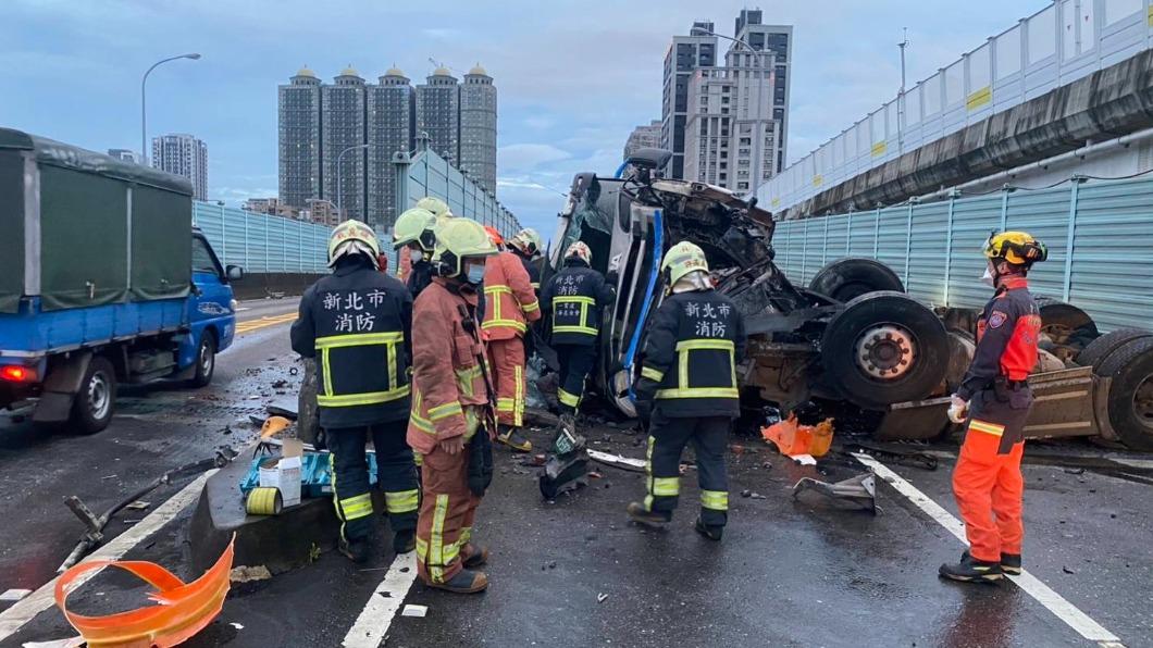 車頭明顯損毀、零件散落一地。(圖/TVBS)