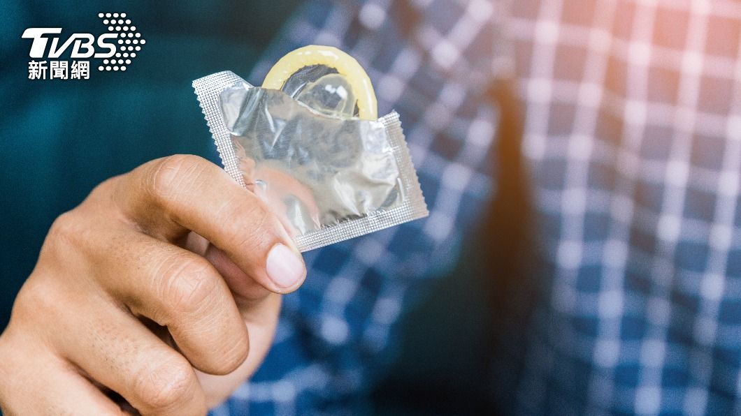 丈夫全程觀戰還不忘幫忙發保險套。(示意圖/Shutterstock達志影像)