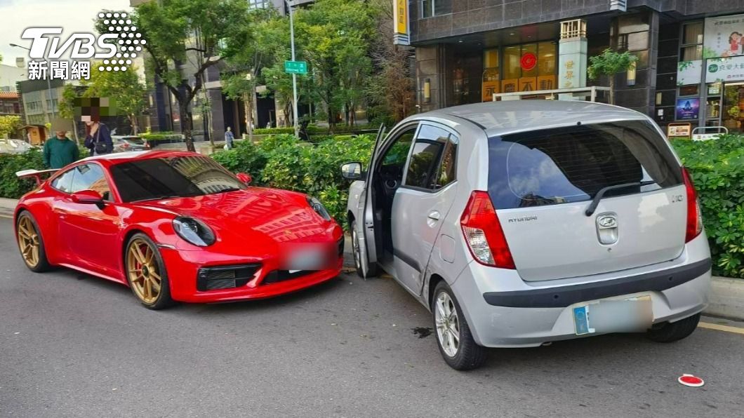 方向燈無敵?突切車道撞上780萬保時捷跑車 這下GG
