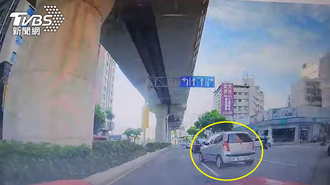 銀色汽車切到內側車道。(圖/TVBS)